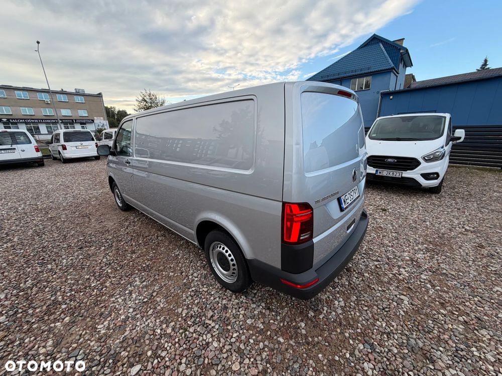 Volkswagen TRANSPORTER T6 VAN 3os. L2H1 Long MAXI WZMOCNIONY DMC3.2t. Ładowność 1242kg, Paka 3m, Homologacja VAT-1, Reflektory LED DIODOWE, Lampy tył LED, Kamera, Czujniki, Dogrzewanie Webasto 5kW, Automatyczne światła, Mocny silnik 2.0TDI DNA 150KM 6cio biegowa skrzynia biegów! Kolor srebrny Reflex Metalik, ZABUDOWA ładowni wraz z podsufitką i oś. LED! Fabryczny alarm, Przebieg tylko 53tys.km! - 40
