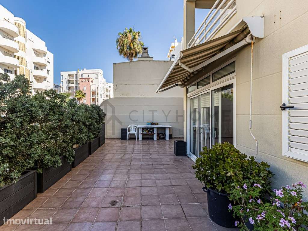 Apartamento T1 com terraço privado a 400 metros da praia - Grande imagem: 2/21