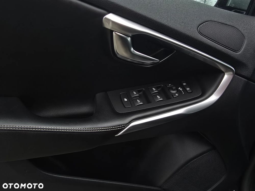 Volvo V40 D2 R Design - 25