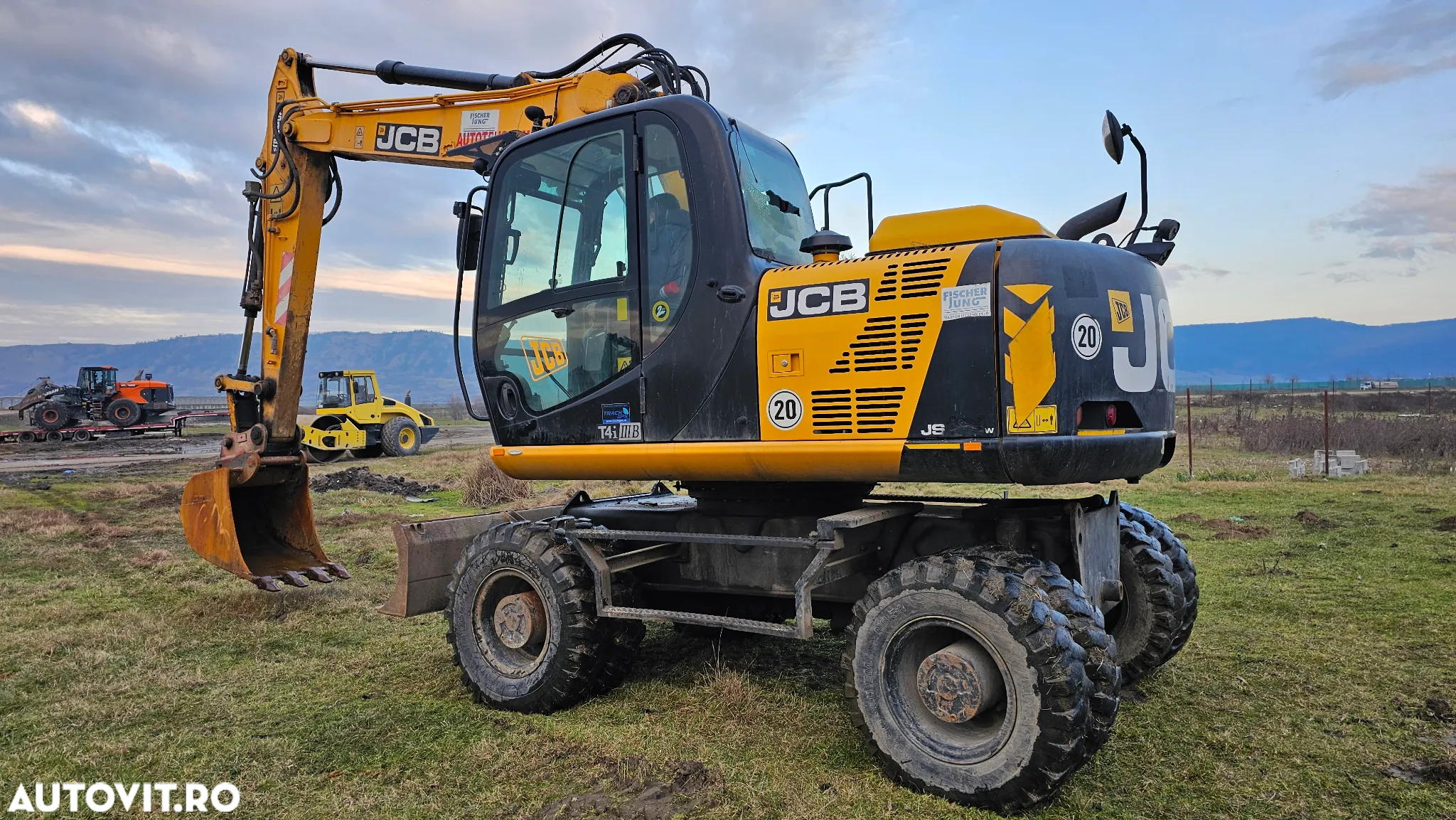 JCB JS 145 W Excavator pe roti - 3