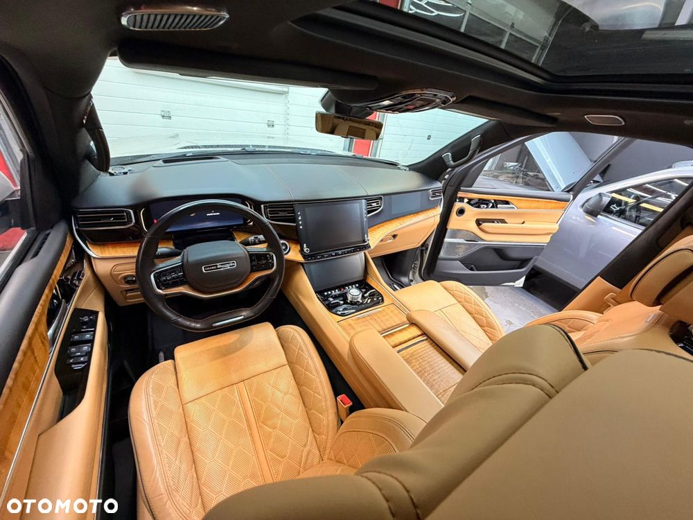 Jeep Grand Wagoneer - 14