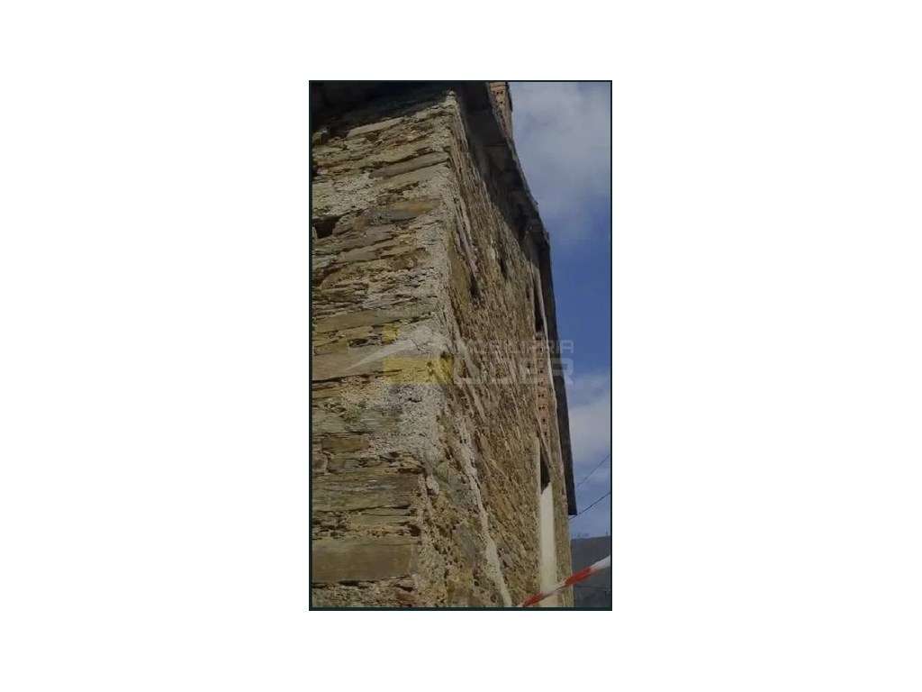 Ruína inserida em terreno urbano com 47m2 com área bruta de constru... - Grande imagem: 5/9