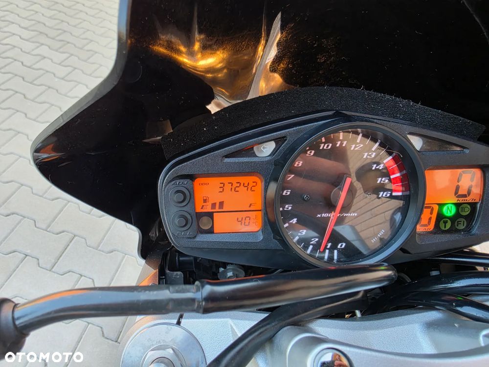 Suzuki GSR - 16