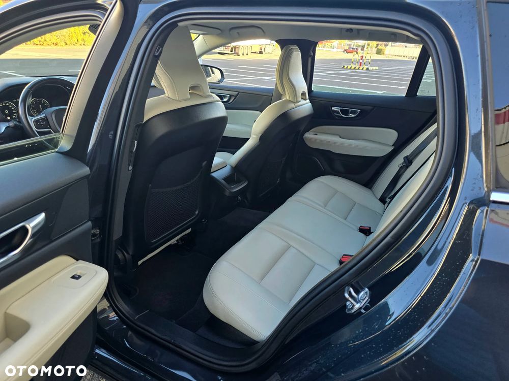 Volvo V60 T4 Momentum Pro - 17