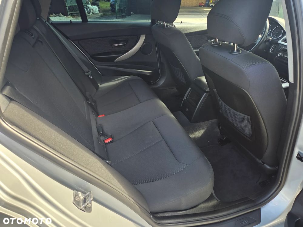 BMW Seria 3 318d xDrive M Sport Shadow - 24