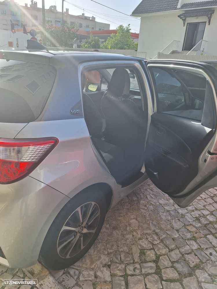 Toyota Yaris 1.5 HSD 20 Anos - 11