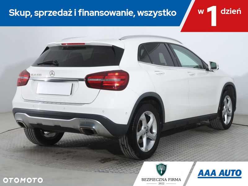 Mercedes-Benz GLA - 6