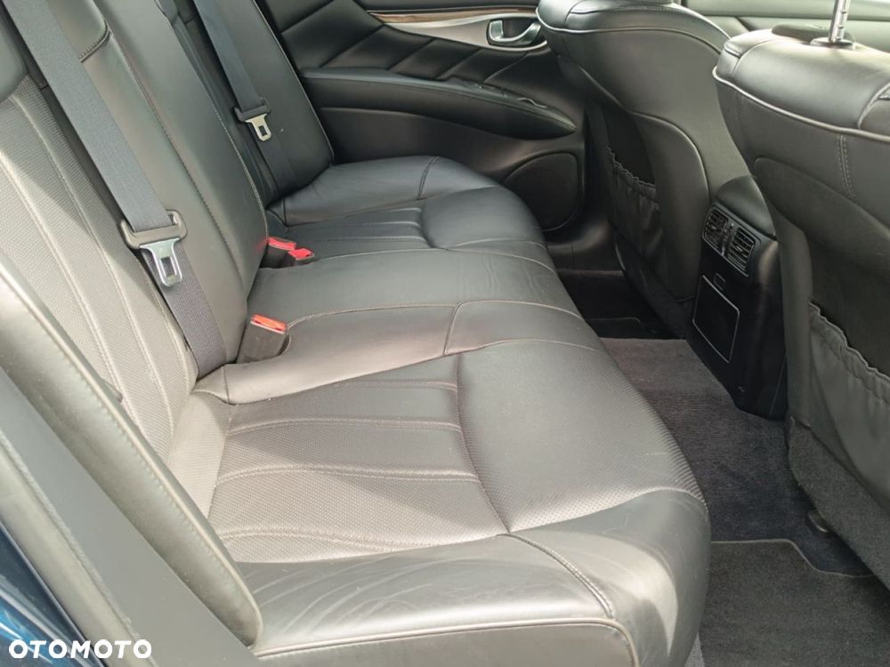 Infiniti Q70 - 25