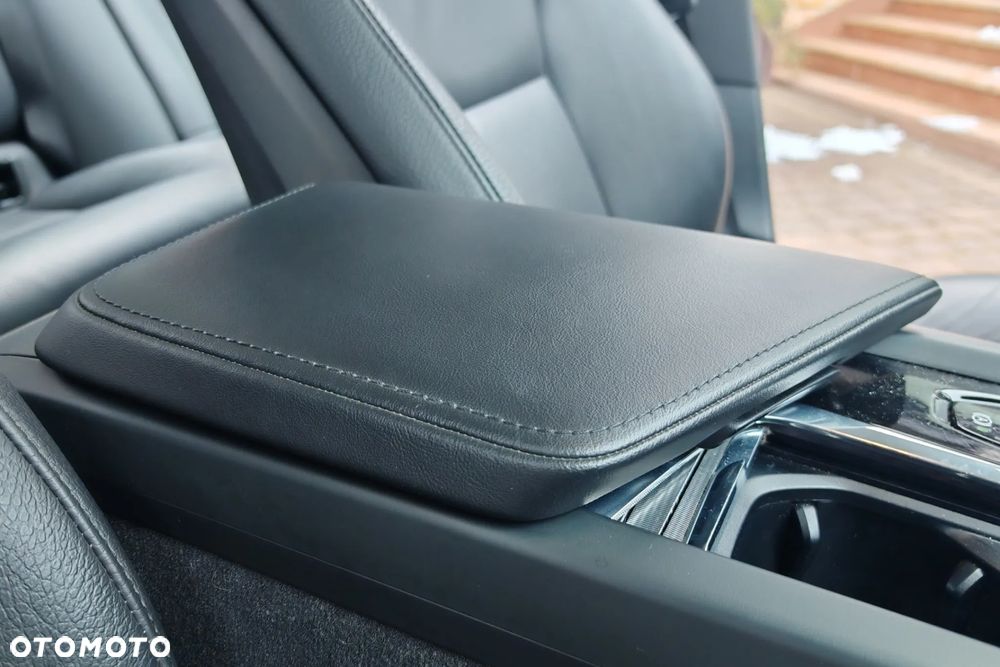 Volvo XC 60 B4 D AWD Plus Dark - 22