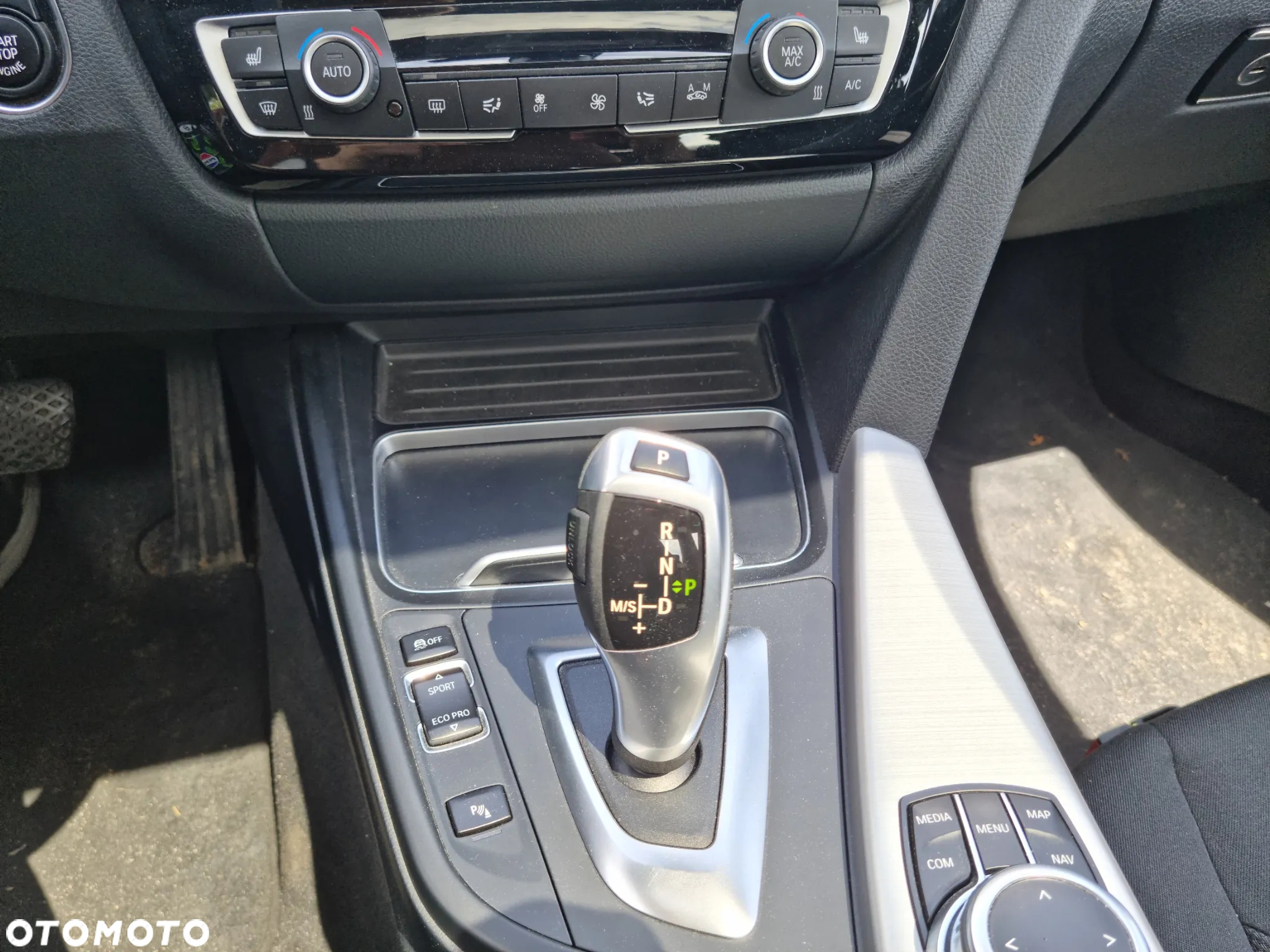 BMW Seria 3 330i Advantage - 35
