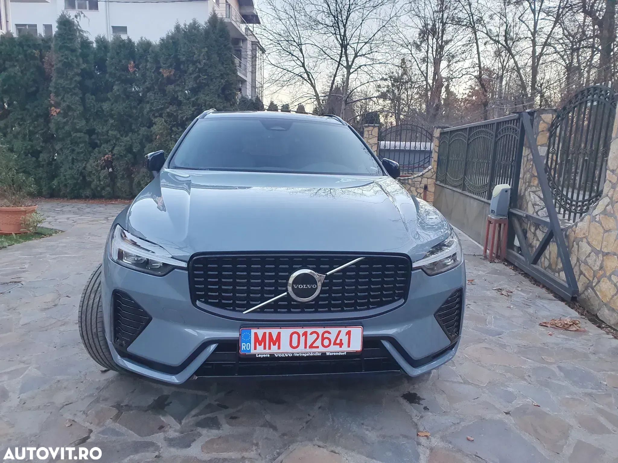 Volvo XC 60 B4 MHEV AT FWD Plus Dark - 1