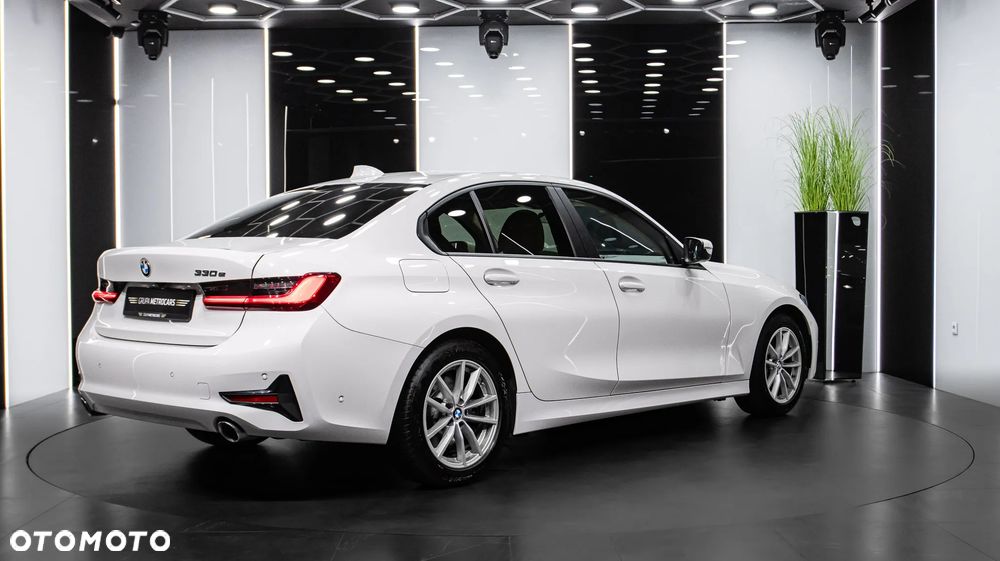 BMW Seria 3 330e Sport - 9