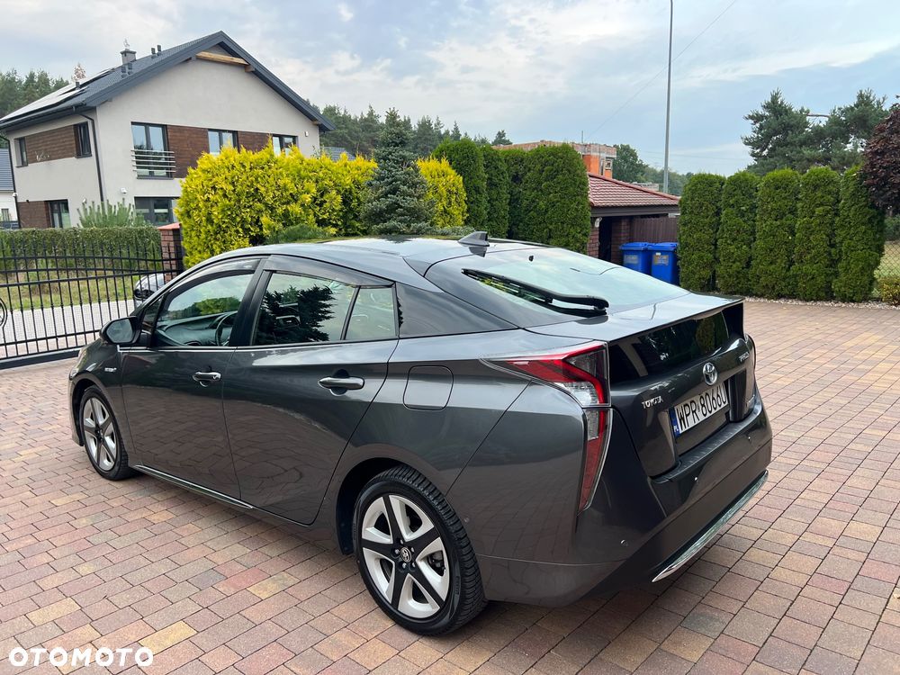 Toyota Prius ver-1-8-hybrid-executive - 4