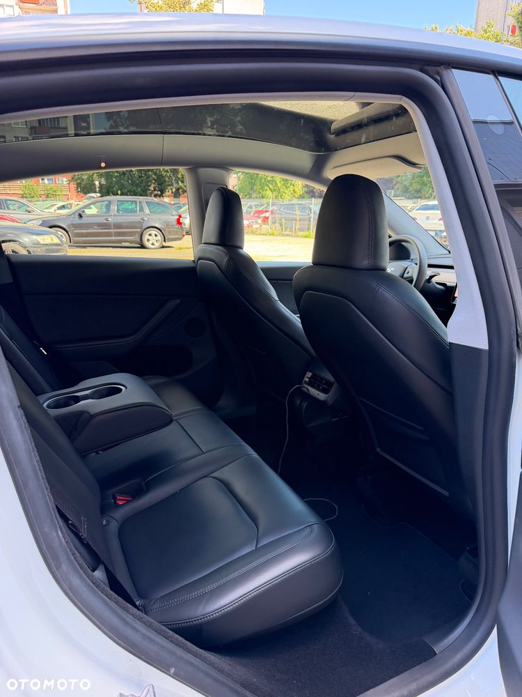 Tesla Model Y Performance AWD - 31