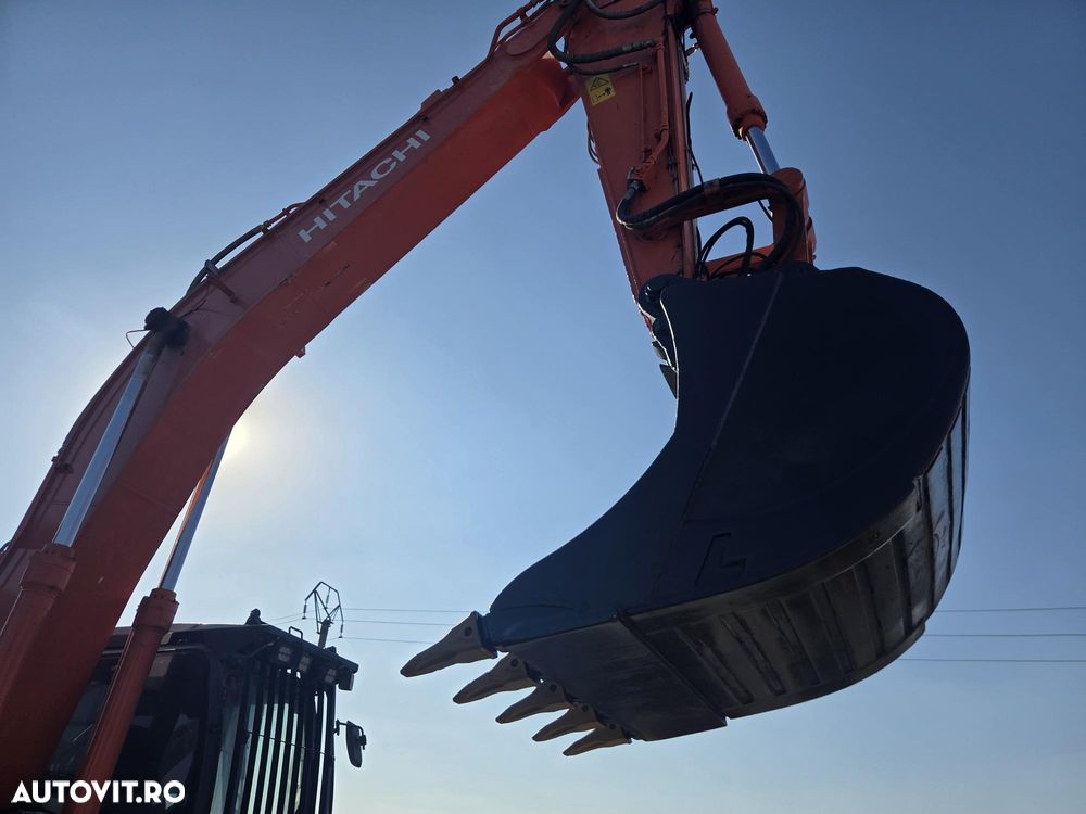 Hitachi ZX350LCN-6, 8.687h, CUPLA RAPIDA, cupa 2,2mc dinti NOI, latime 2,99m, ad sapare 7m, lant 90% bun doar 595h deplasare, consum mediu 17l/h, inst picon, inst rotire pe brate, GRESARE AUTOMATA, camera spate, ridica 25t, PROMOTIE 97.900 EUR+Tva - 34