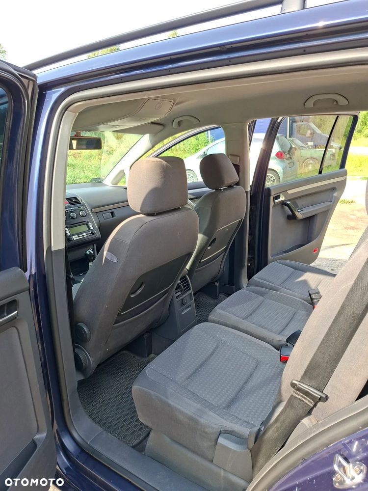 Volkswagen Touran - 12