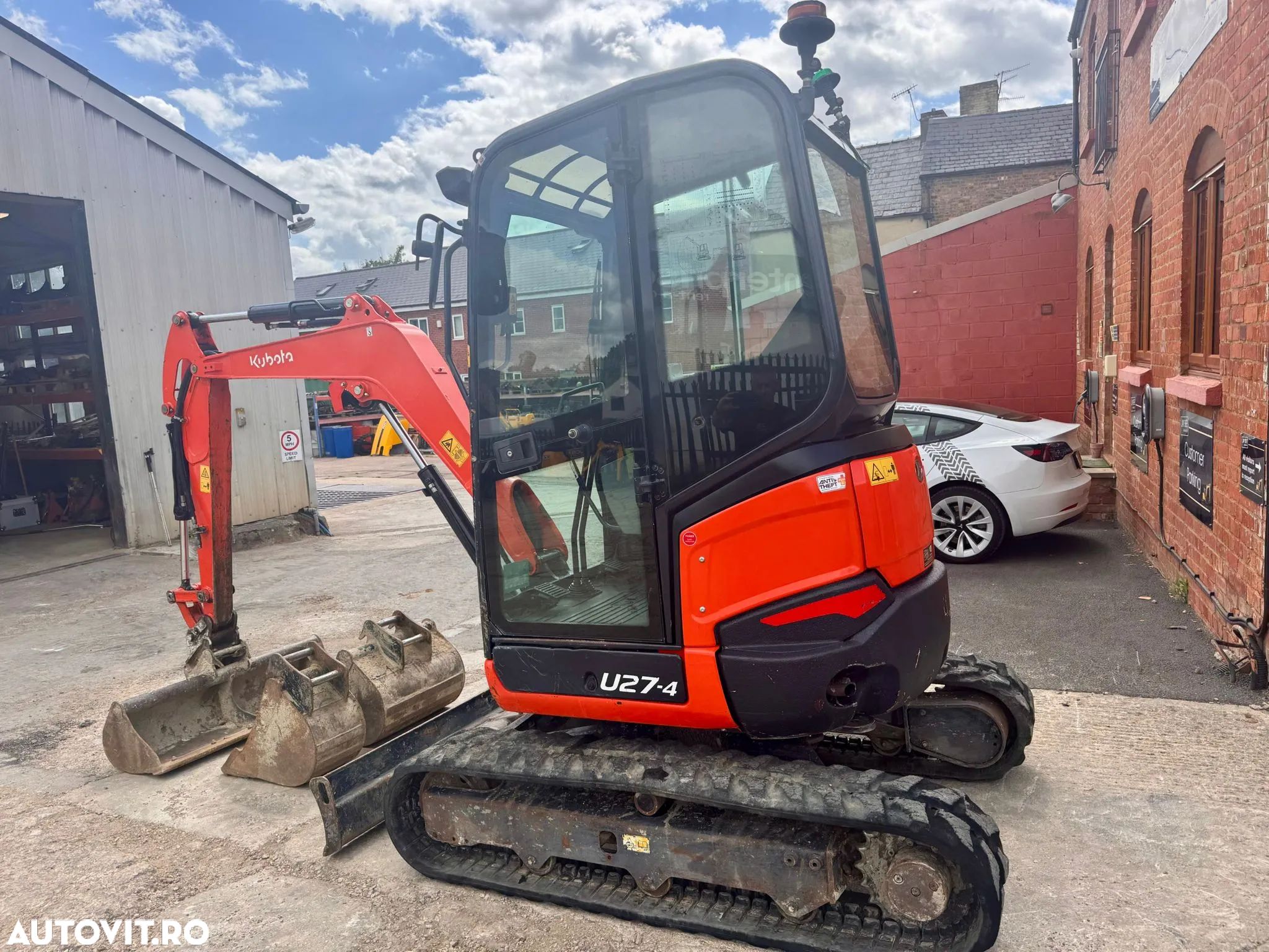 Kubota U27 - 1