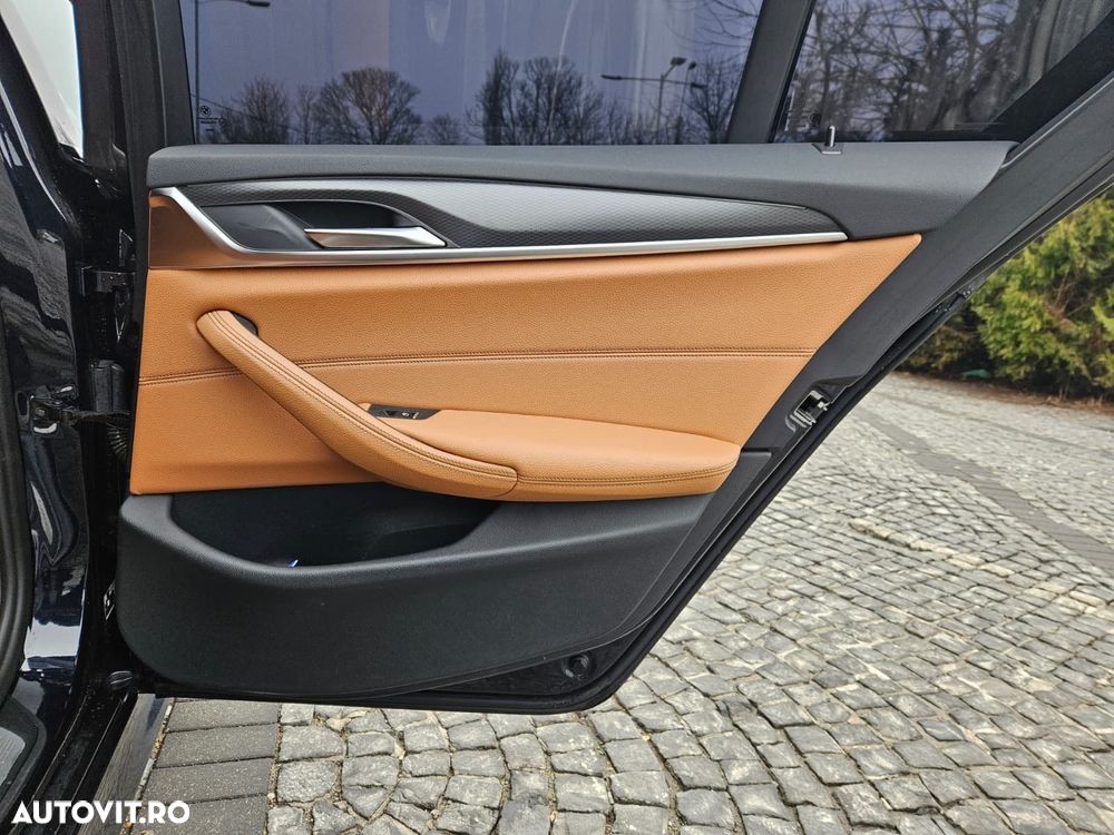 BMW Seria 5 530i xDrive AT MHEV - 38