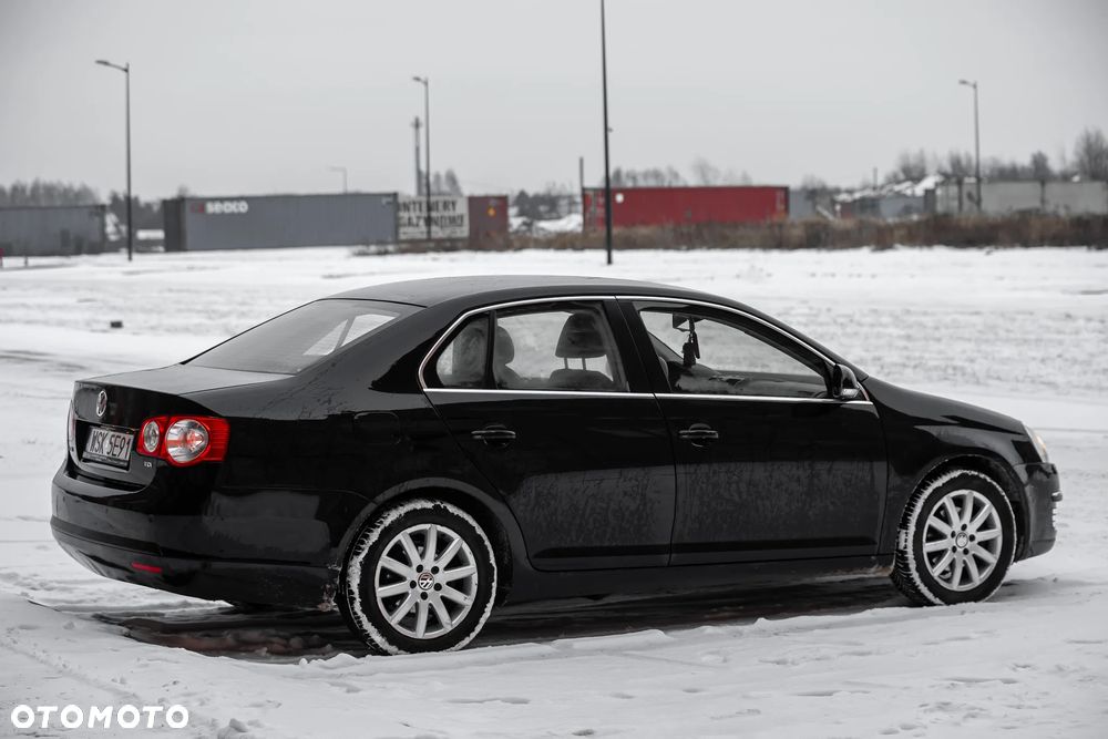 Volkswagen Jetta 1.6 TDI Highline - 16