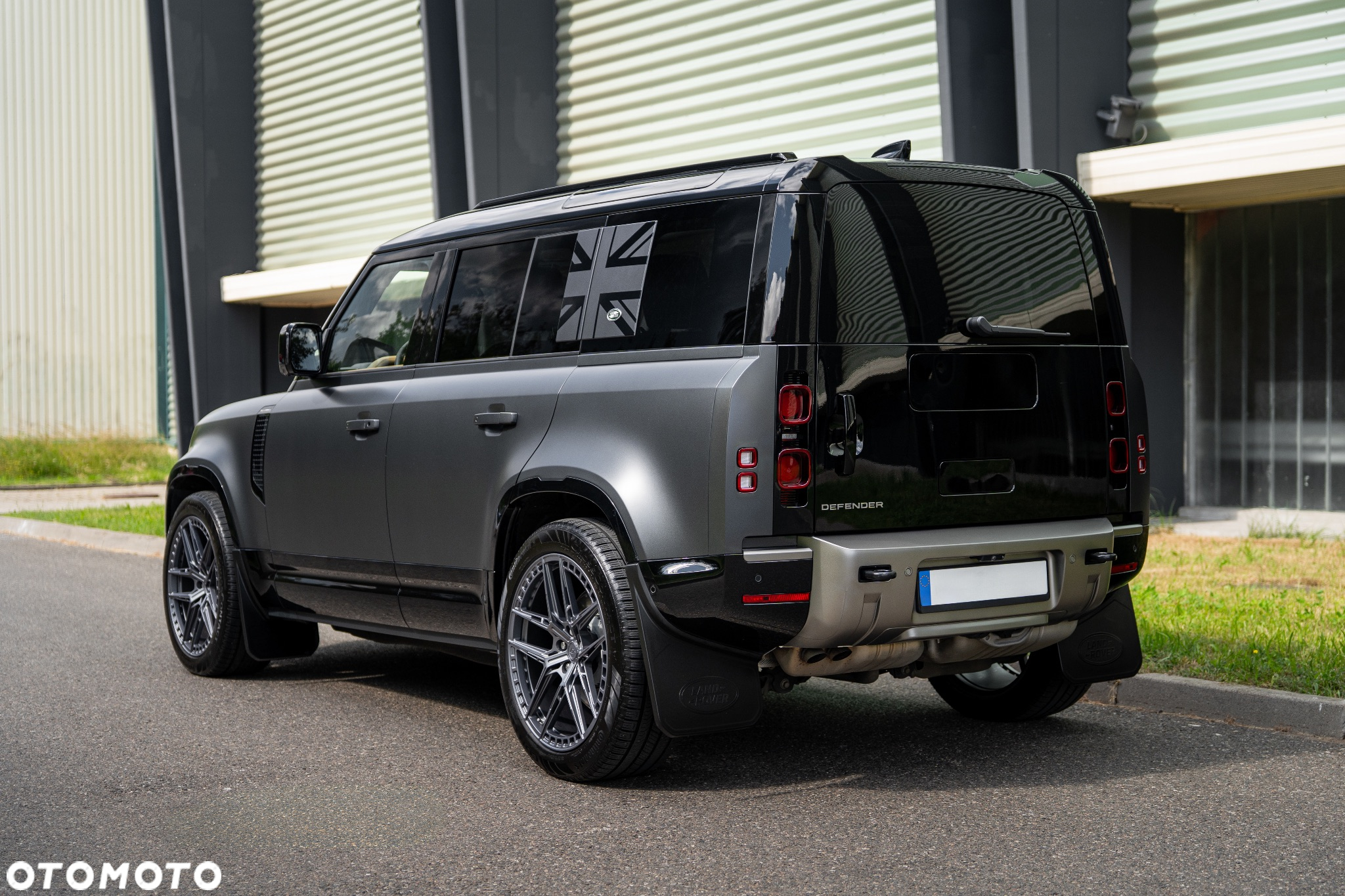 Land Rover Defender - 12
