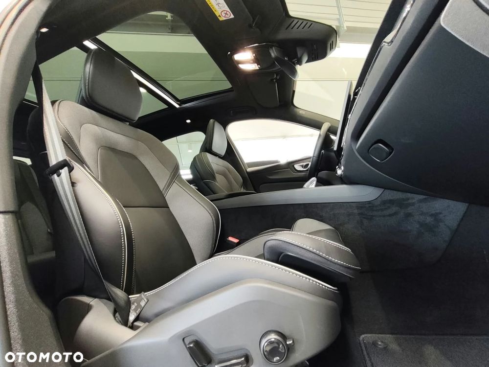Volvo XC 60 T6 Plug-In Hybrid AWD Ultra Dark - 23