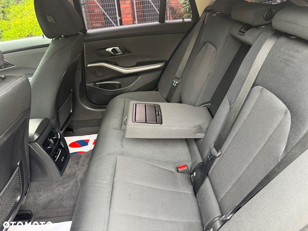 BMW Seria 3 318d Sport Line - 31
