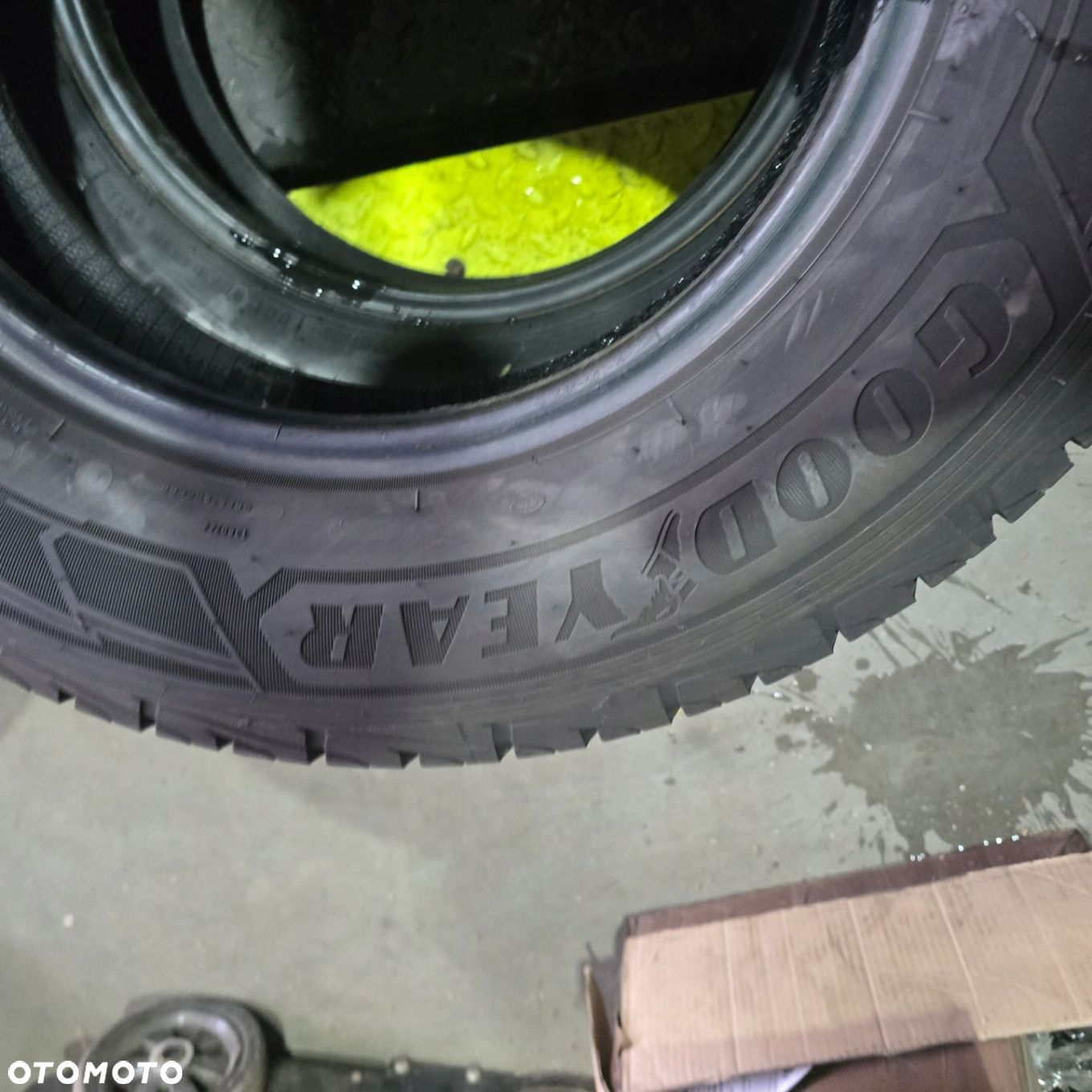 GOODYEAR ULTRAGRIP CARGO 205/75R16C 113/111R 22R 1X - 3