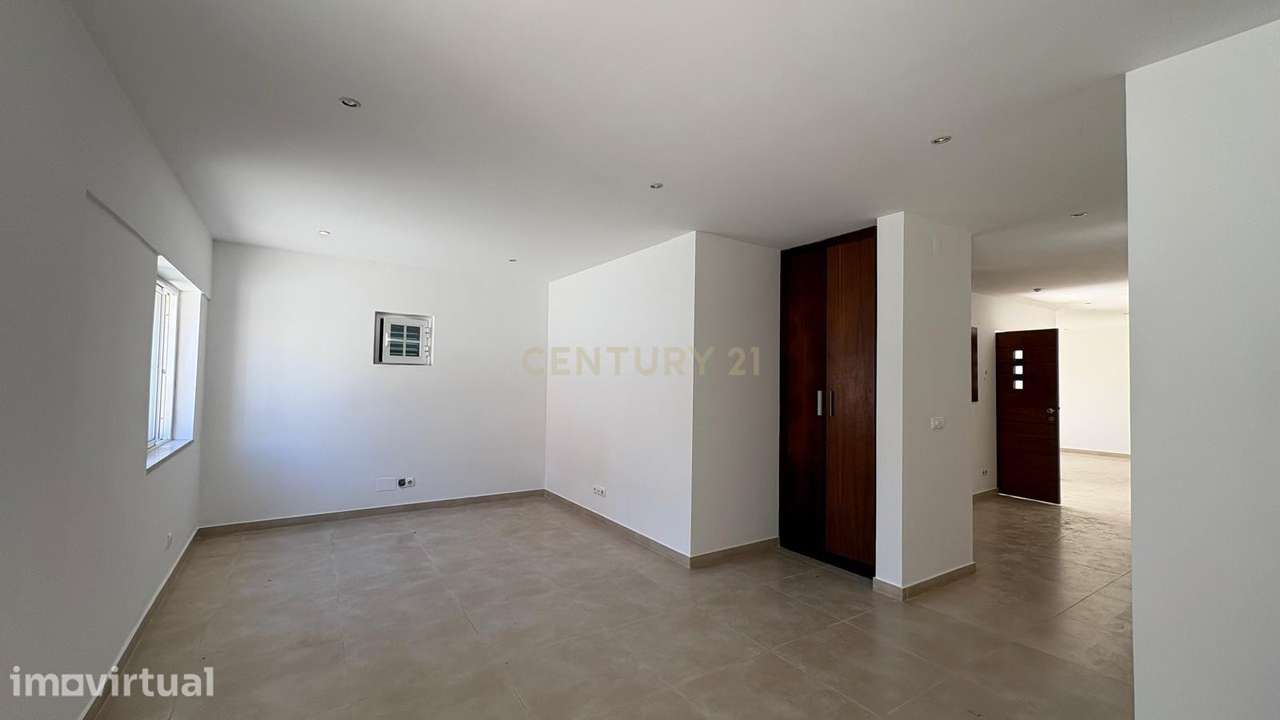 Moradia T4 com amplo lote de 1.262 m² e grande potencial - Grande imagem: 4/47