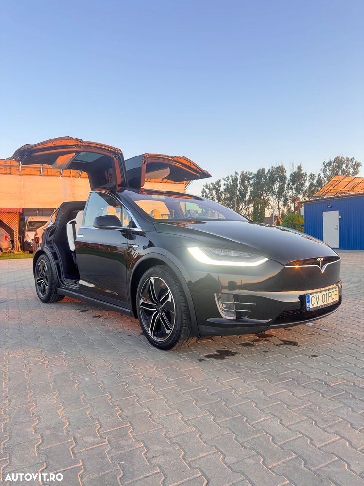 Tesla Model X - 8