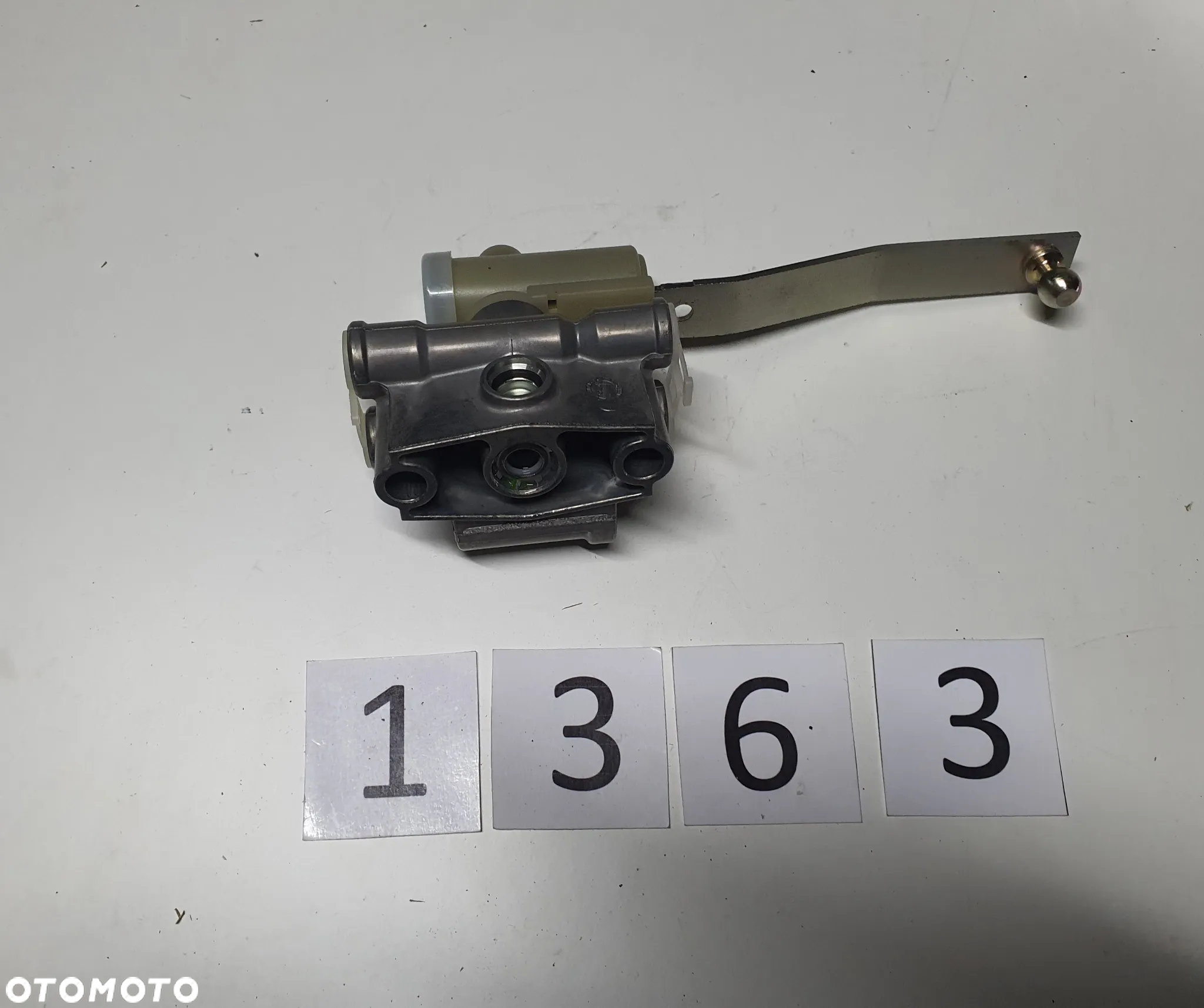 Zawór poziomujący poduszki powietrznej Mercedes, Scania, Knorr-Bremse 0500005002000 - 2