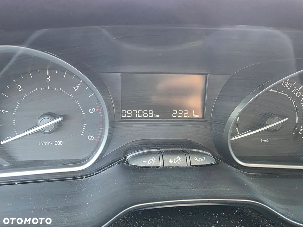 Peugeot 2008 BlueHDi 100 STOP & START Signature - 22
