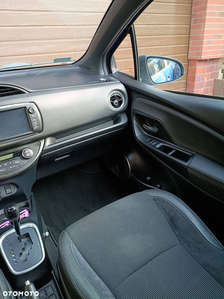 Toyota Yaris Hybrid 100 Dynamic - 13