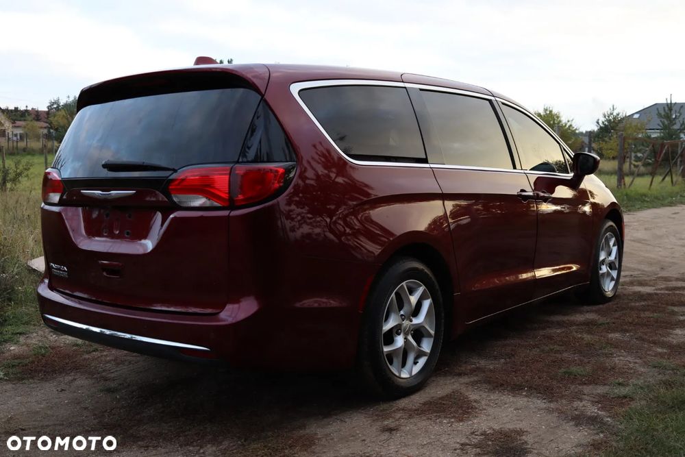 Chrysler Pacifica - 12