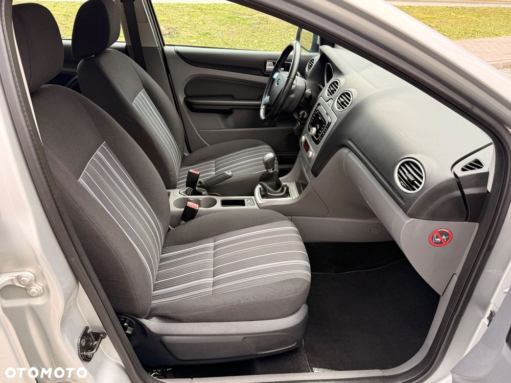 Ford Focus 1.6 Ambiente - 21