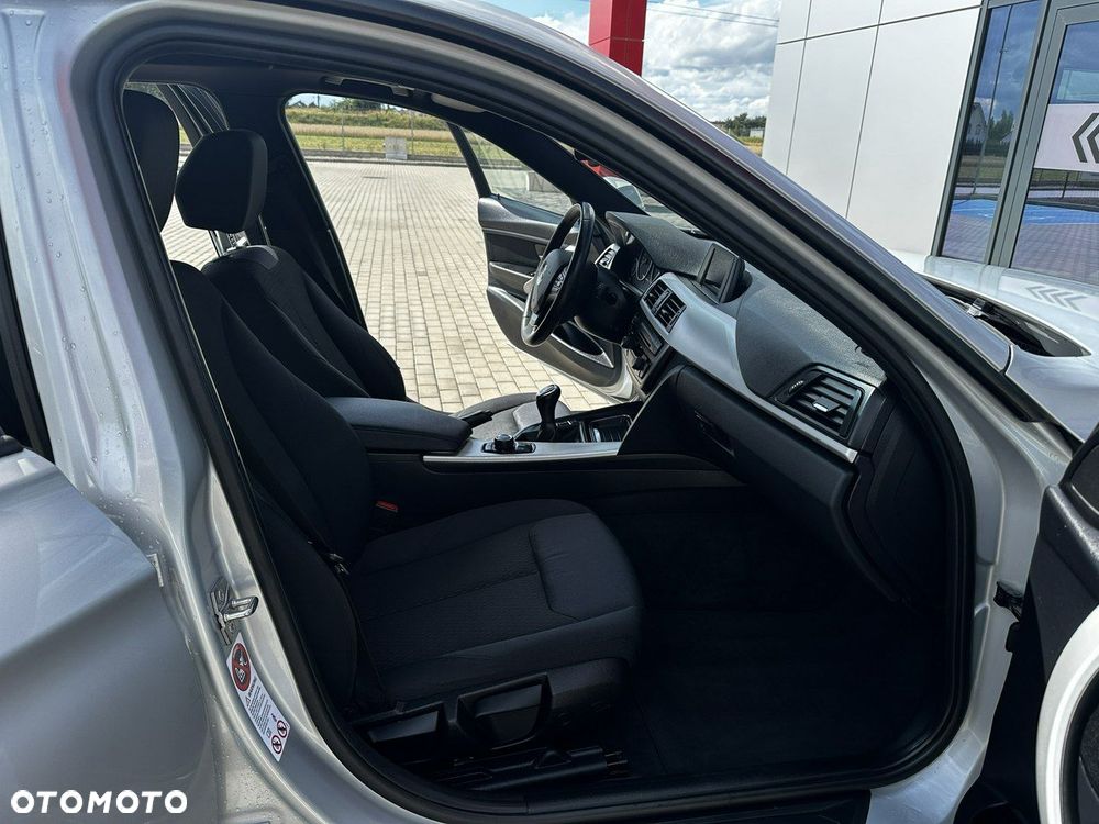 BMW Seria 3 320d DPF Touring - 17