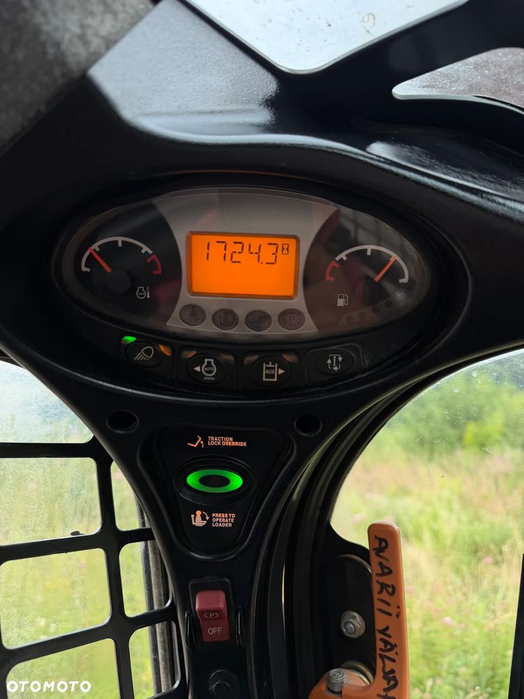 Bobcat S530. Ładowarka 4x4 wózek terenowy. Łyżka. Pełne sterowanie z dżojstika jazda i praca. Aktualne serwisy DEKRA 2026r. Silnik Kubota 4cyl 55km. Maszyna Jak Nowa z Salonu! Pochodzi z Norweskiego Gospodarstwa! 2020 rok 1724 mtg! Zero luzów i wycieków. Bardzo mocna i wydajna maszyna o małych gabarytach! Idealna do stajni oraz Budownictwa. OKAZJA TANIO 3 wyjścia Hydrauliczne pod urządzenia!! Wszystkie opony jak nowe .Kabina ogrzewana pełne szkło + drzwi. Po serwisach. Potężna moc. OKAZJA - 7