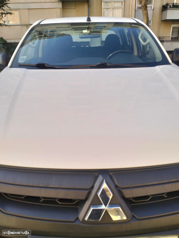 Mitsubishi L200 2.3 DI-D Space Cab Invite Strakar Look 4WD - 2