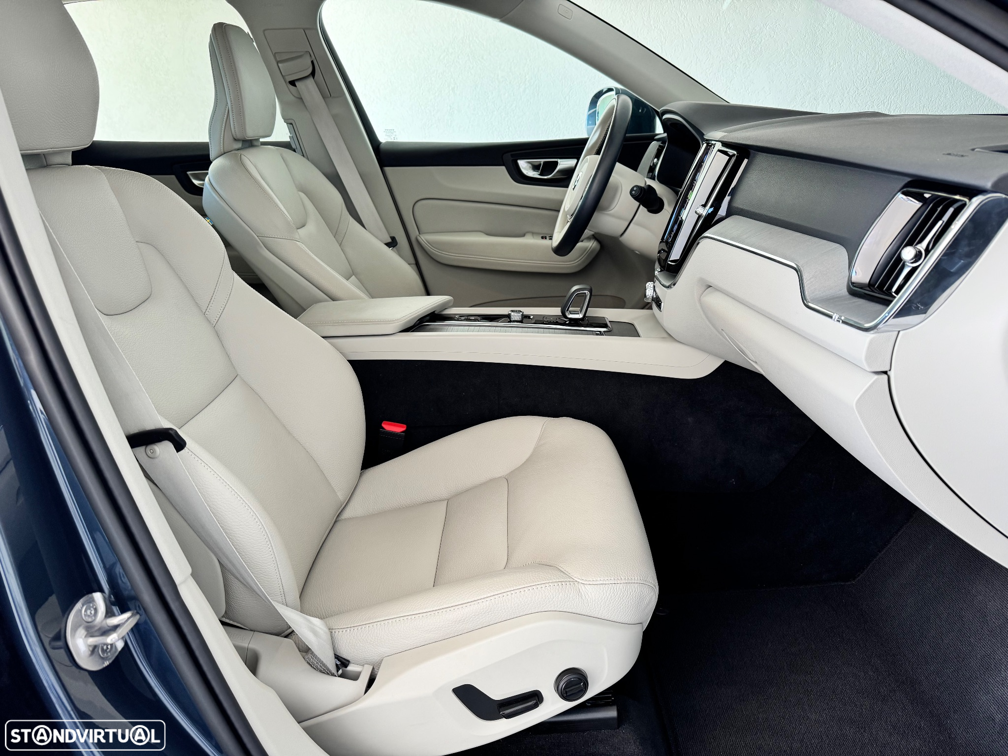 Volvo XC 60 2.0 T6 PHEV Core AWD - 12