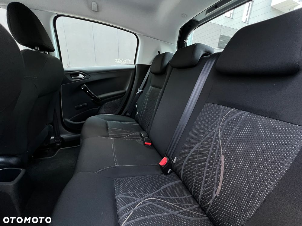 Peugeot 208 - 17