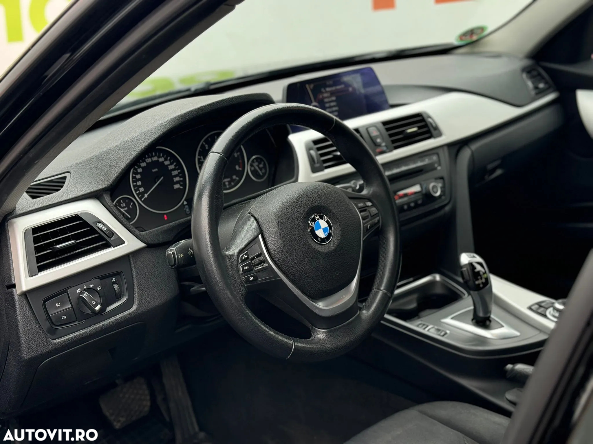 BMW Seria 3 320d DPF Touring Aut. - 33