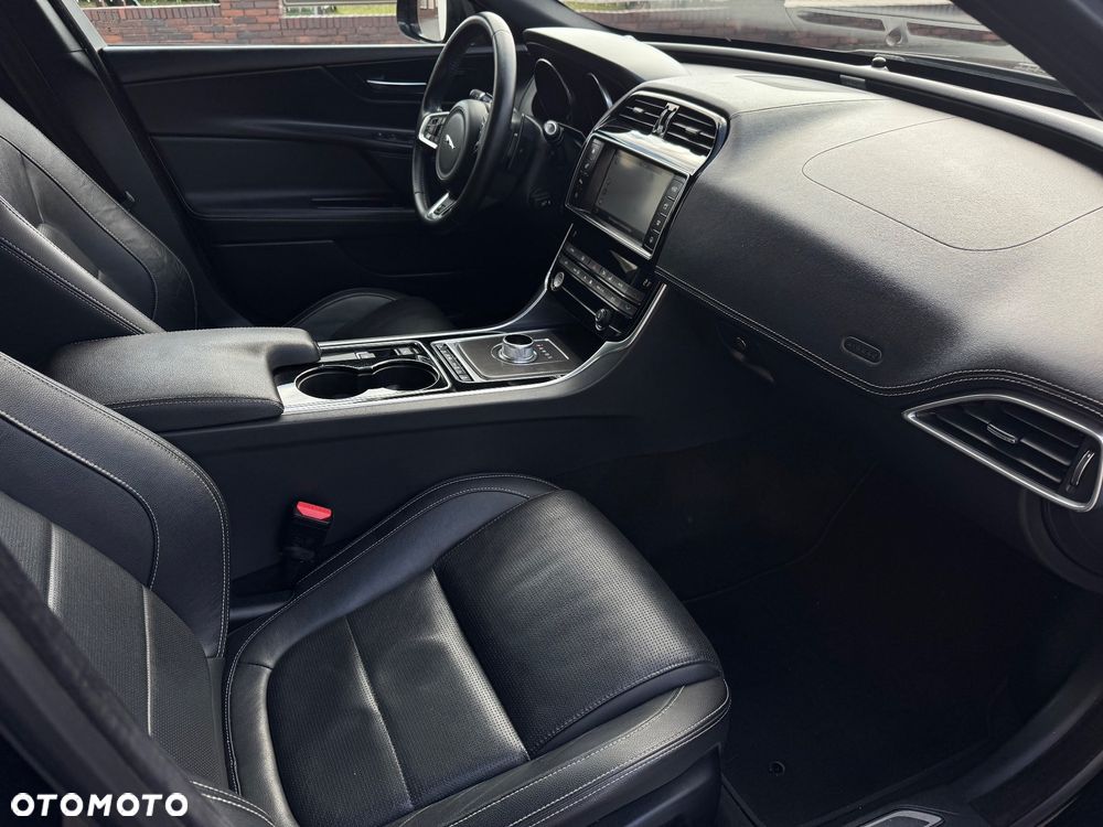 Jaguar XE D200 R-Dynamic SE - 17