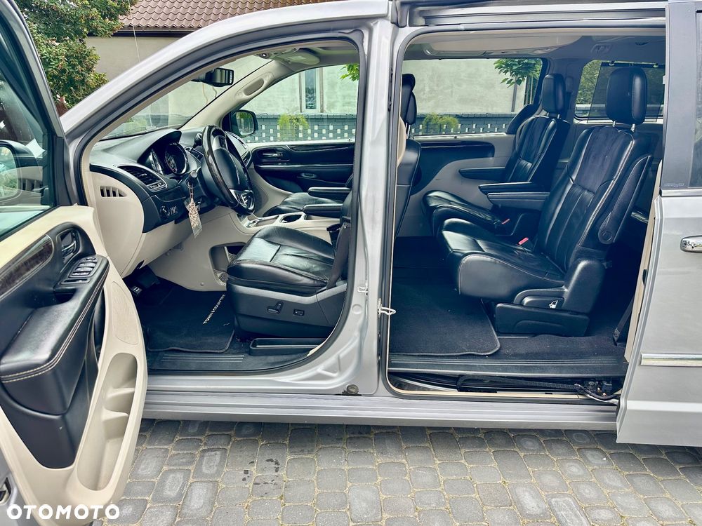 Chrysler Town & Country 3.6 Limited - 11