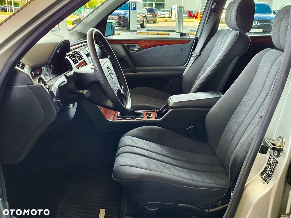 Mercedes-Benz Klasa E 200 T Classic - 13