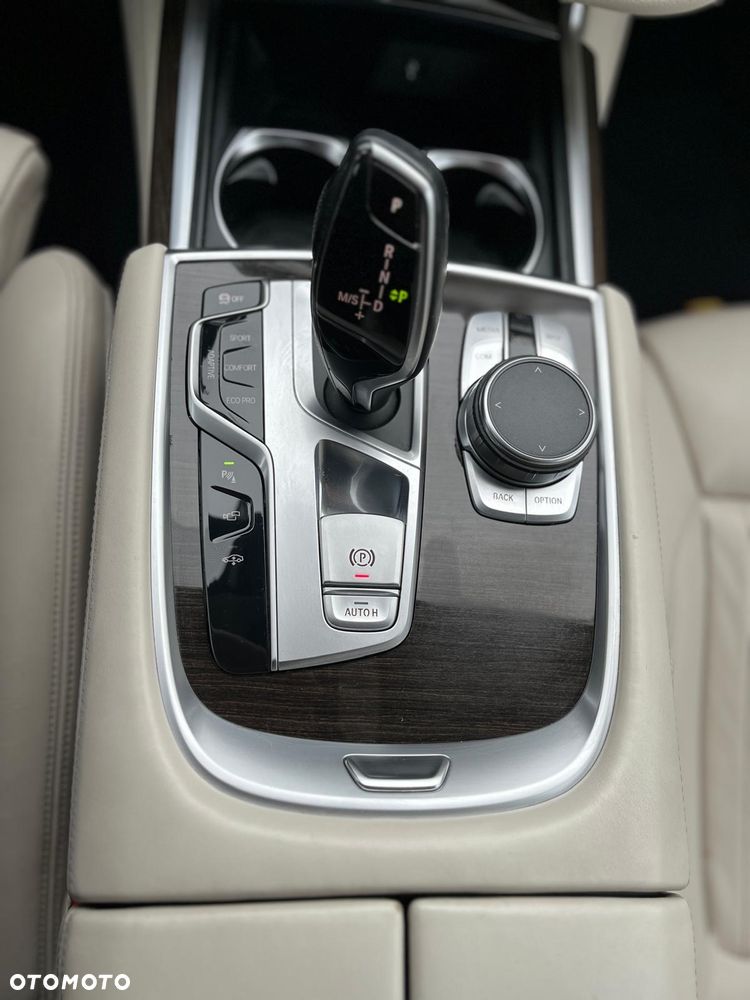 BMW Seria 7 750i xDrive - 10