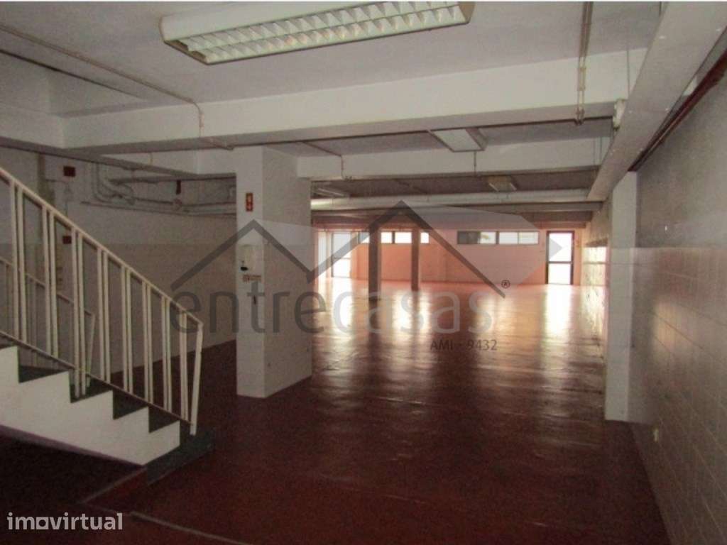 Loja comercial (dupla), rés do chão e cave, no centro do Porto, com... - Grande imagem: 2/12