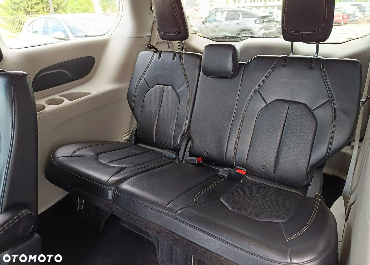 Chrysler Pacifica - 12