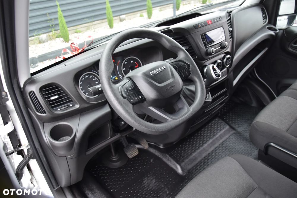 Iveco DAILY MAXI 35S16 / 2.3 - 160 KM / AUTOMAT HI-MATIC / NOWY MODEL / 3 OSOBY / DOSTAWCZE / BLASZAK / KLIMA / CZUJNIKI COFANIA / NISKI PRZEBIEG / 2022 / SERWISOWANY / Z NIEMIEC - 27