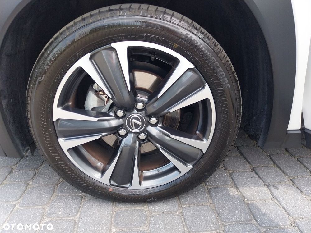 Lexus UX 300h Business - 28