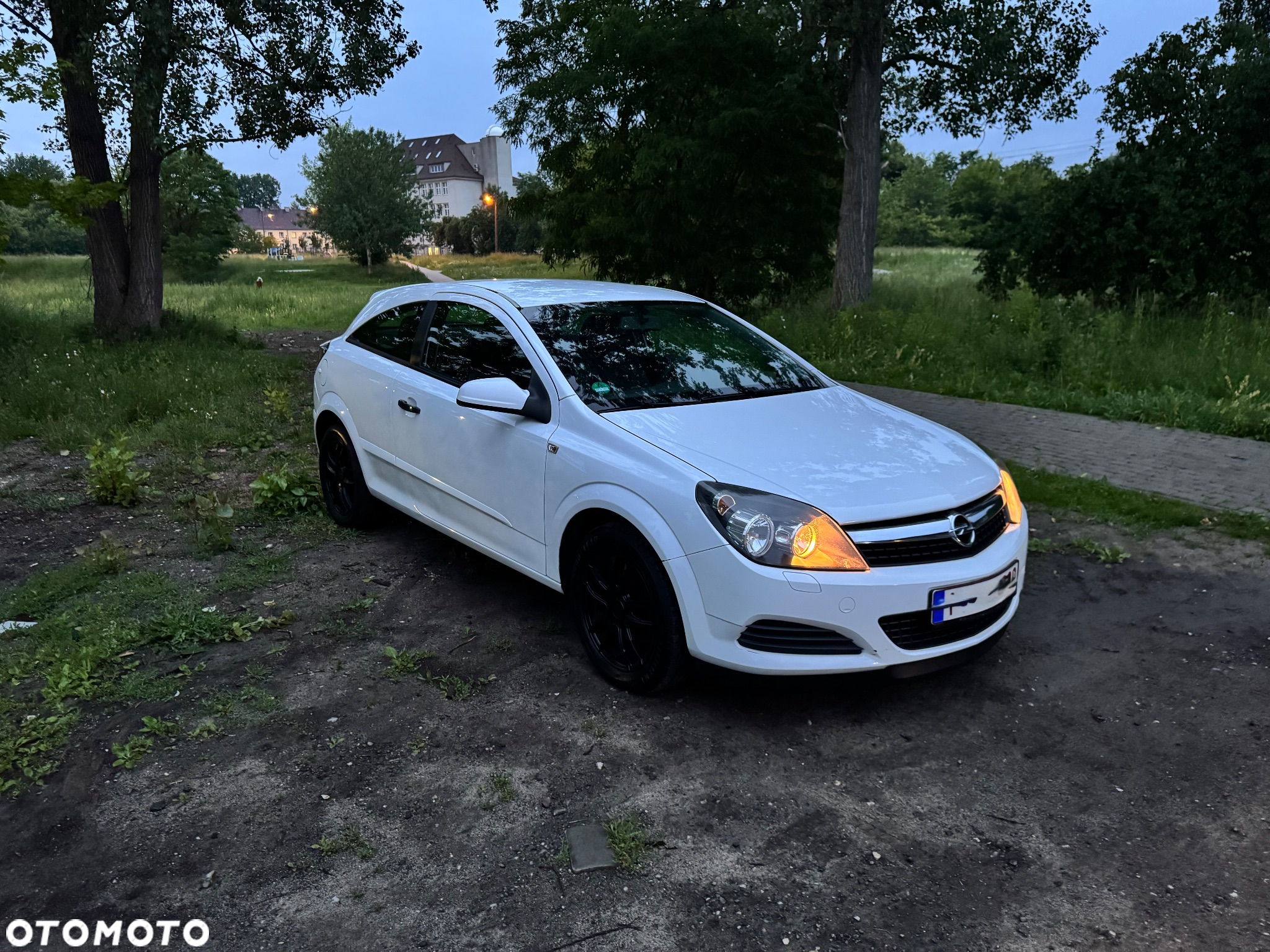 Opel Astra GTC 1.6 Black&White - 3