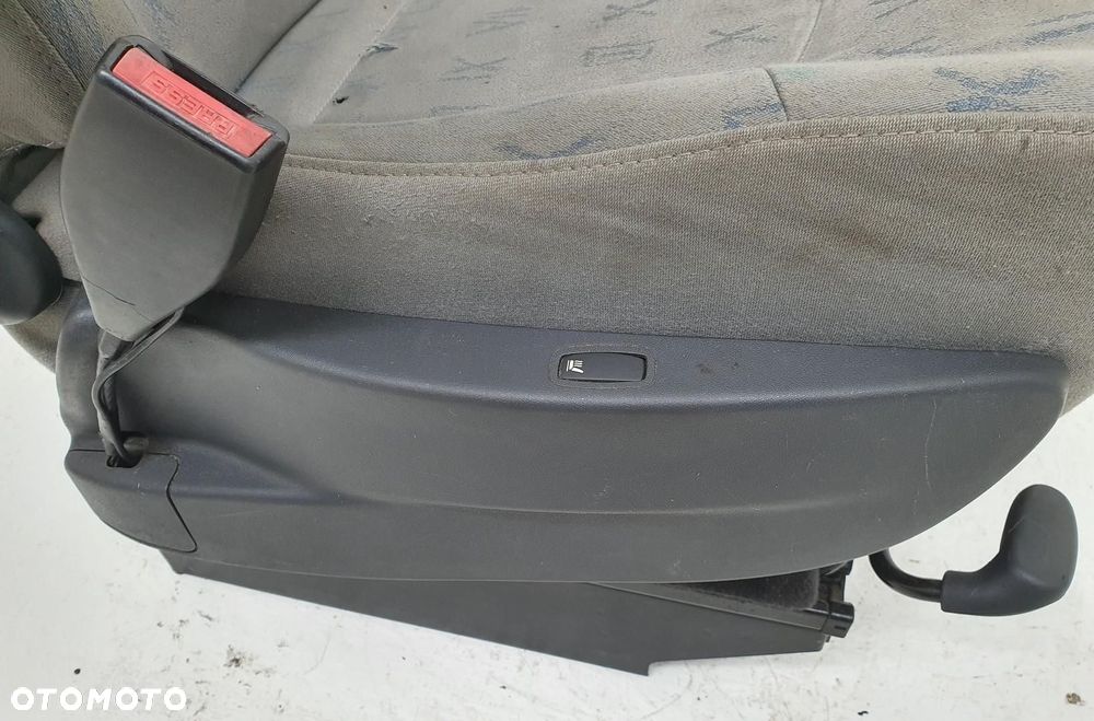 FOTEL OBROTOWY KAPITAŃSKI GRZANY LEWY PRZÓD KIEROWCY RENAULT TRAFIC II EURO - 8